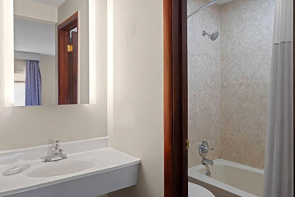 Days Inn by Wyndham Jamestown