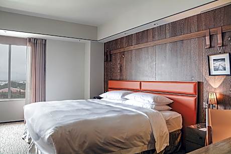 Skyline View, 1 King, Guest room, 1 King, skyline view, Partial sea view, Upper floor