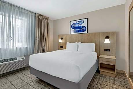 Studio Suite – Queen – Mobility Accessible – Tub