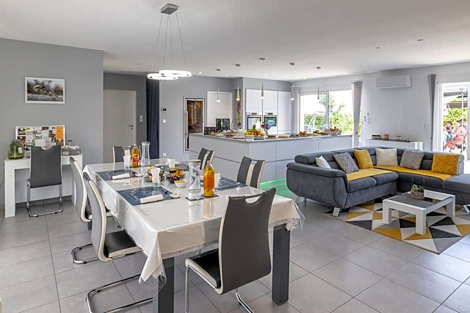 "Notre Bastide" Maison et table d'hôtes sur réservation, Piscine, Climatisation, Jacuzzi, Prise pour VE