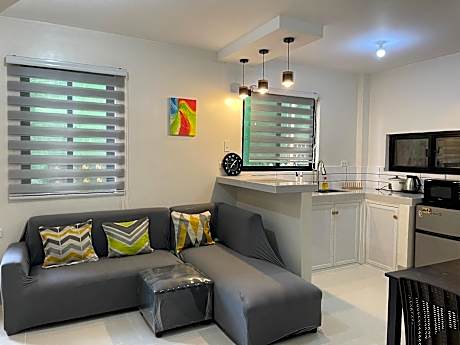 Roomiq Homestay Unit B