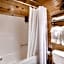 Ryes and Shine Bootlegger's Cabin! Hot Tub* Pool* Arcade* Billiards *EV * Pet Friendly