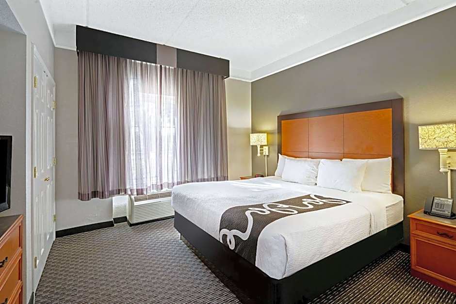 La Quinta Inn & Suites by Wyndham Houston West Park 10