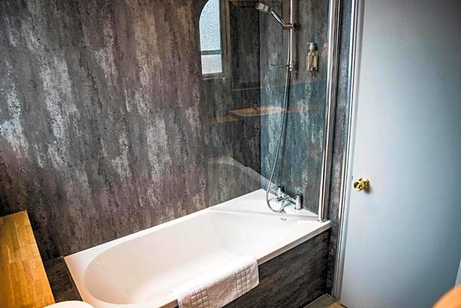 OYO The Red Lion Hotel