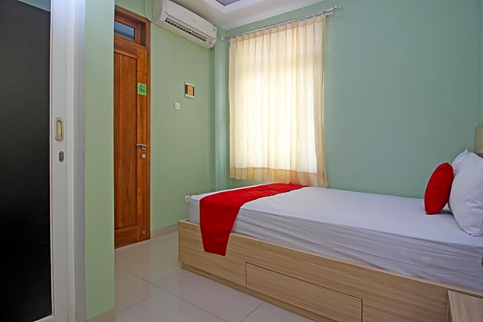 RedDoorz near Solo Balapan Station