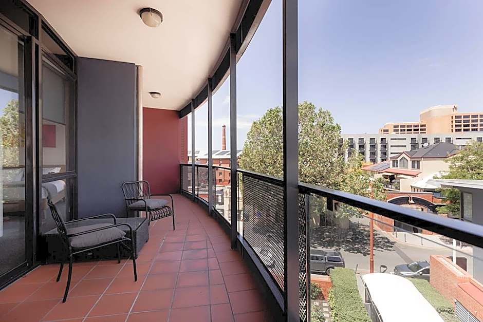 Inner-city 2 bedroom apartment - perfectly located