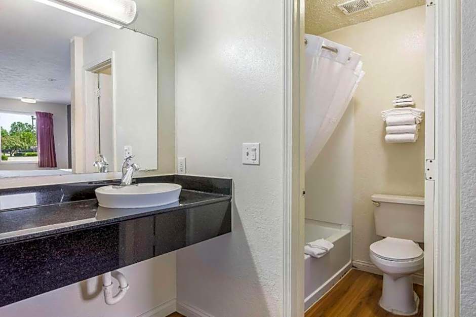 Quality Inn & Suites Columbus West