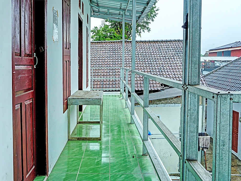 OYO Life 92222 Sahabat Kost Syariah Pacitan