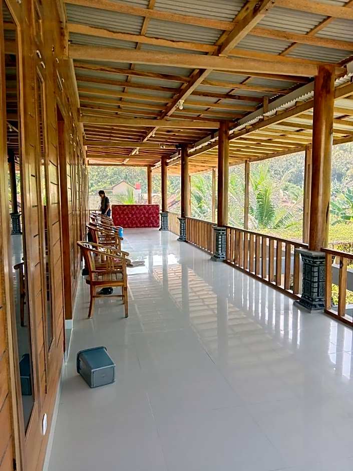 ARRYS (Watukarung Surf Camp)