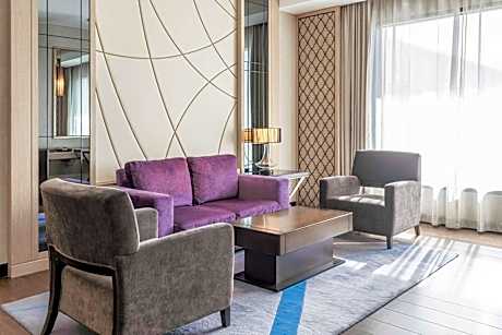 Suite with Lounge Access