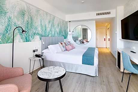 Deluxe Room Beach View (2 adults)