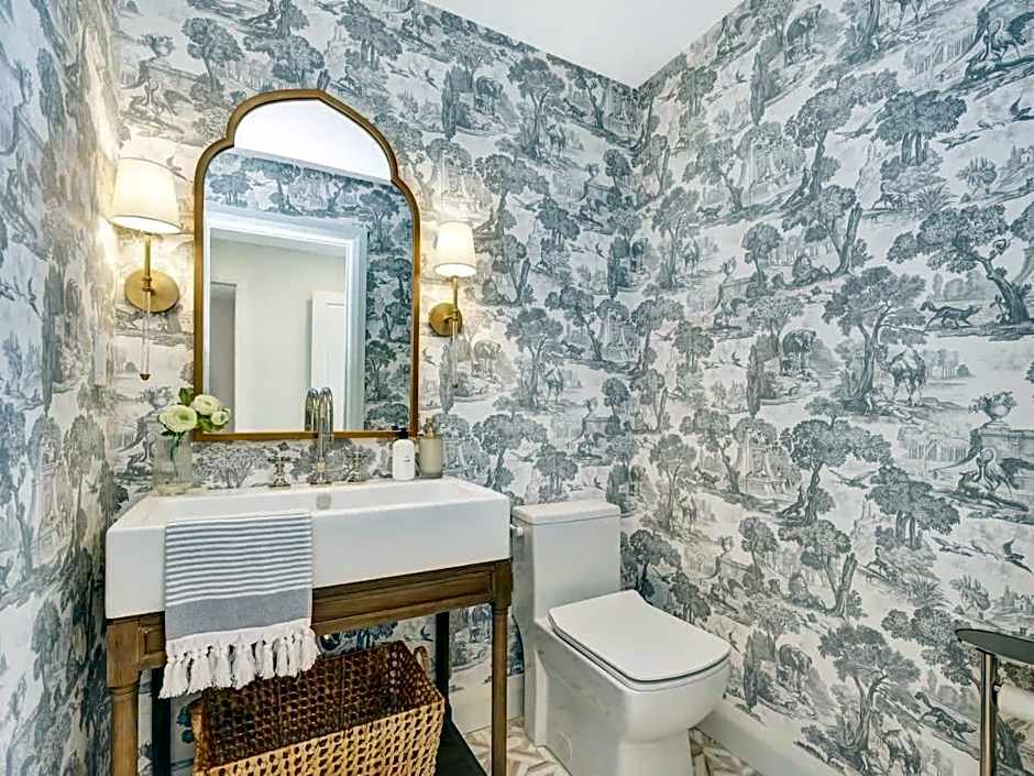 Gorgeous private retreat with hot tub