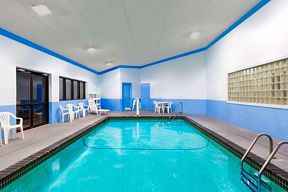 Days Inn & Suites by Wyndham Des Moines Airport