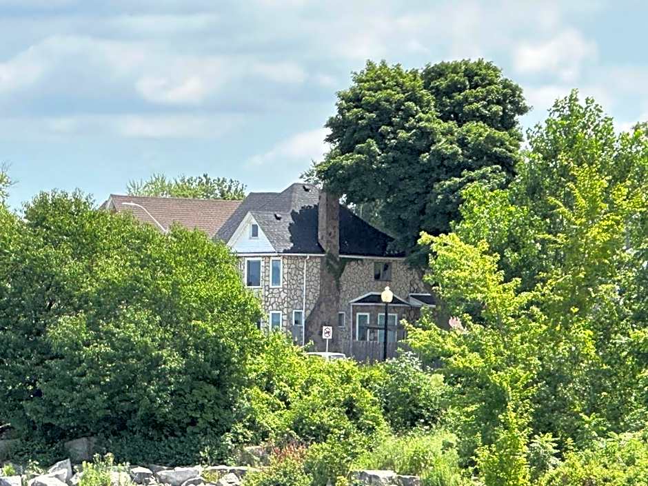 Waterfront Home Windsor ,On, Ca