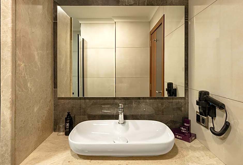 Lilium Hotel & Suites