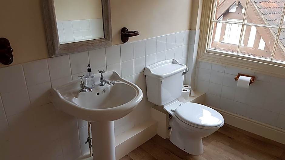 Lil's On The Waterfront