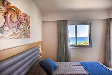 One-Bedroom Family Apartment with Sea View