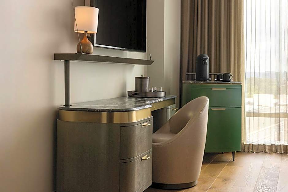 The Tess, Autograph Collection