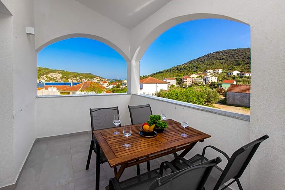 Villa Dalmatian Child with swimming pool, close to the beach