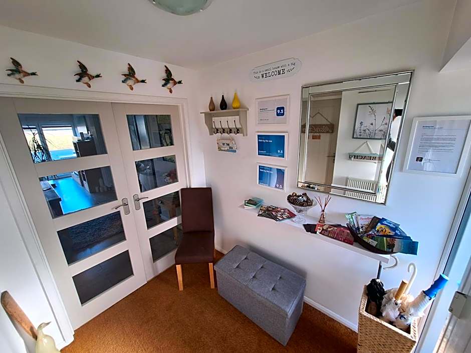 By the sea, home from home sleeps 6