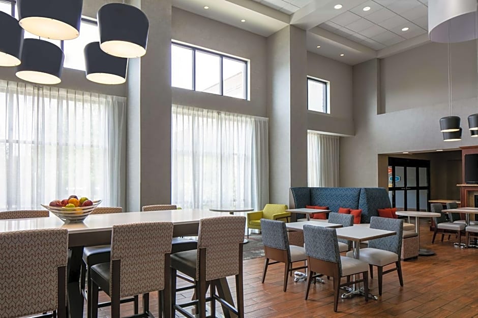 Hampton Inn By Hilton & Suites West Bend
