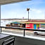 456 Embarcadero Inn & Suites
