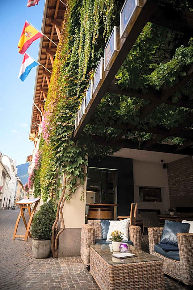 KRONE eat drink stay