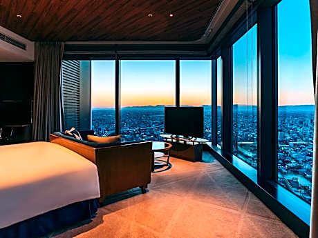 Deluxe Corner King Room with Club Lounge Access
