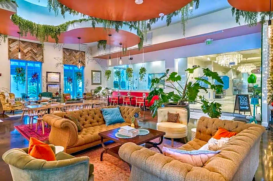 Sunrise Surprise 9th floor 2BR 2 BA King Suite Beach shuttle, heated pool!
