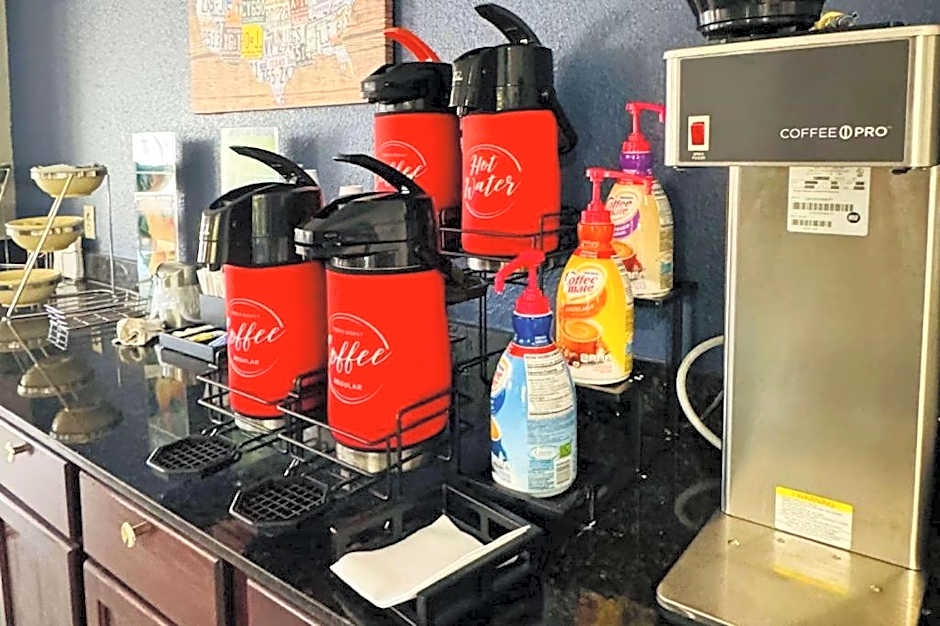 Econo Lodge Inn & Suites