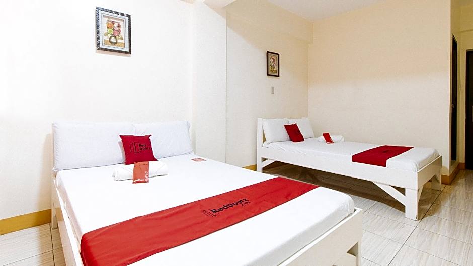 RedDoorz @ Golden Skye Hotel Guagua