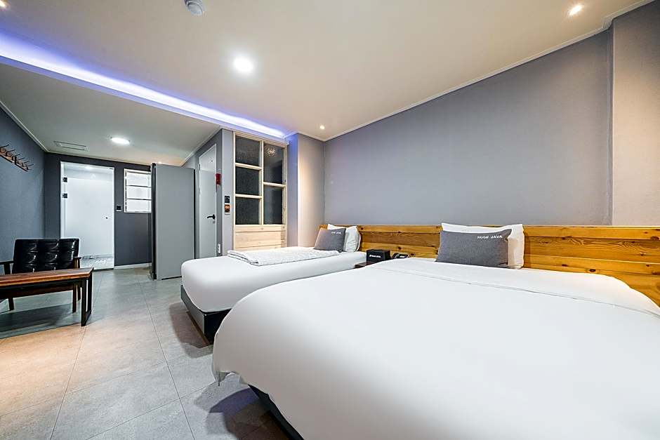 Photo 1 of 16 of 1 Double Bed and 1 Twin Bed