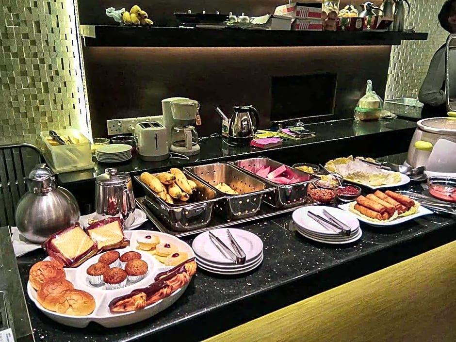 Clover City Center Plus Hotel