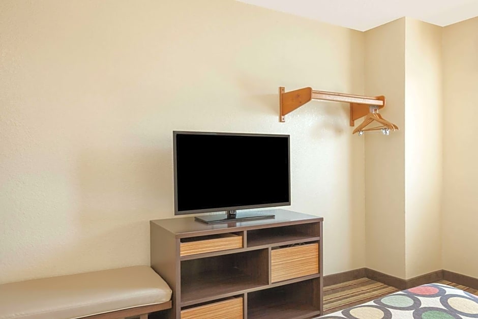 Super 8 by Wyndham Latham - Albany Airport
