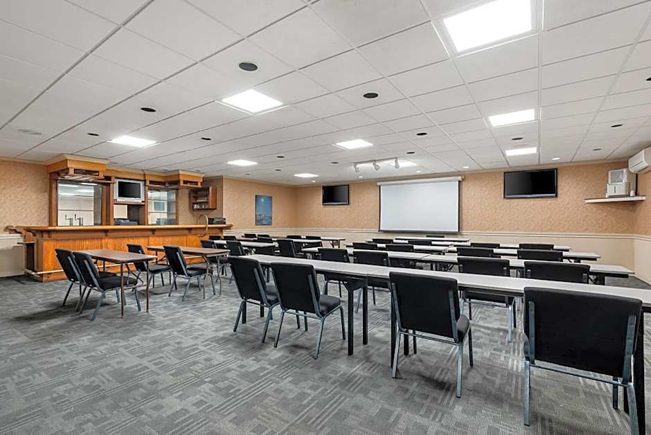 Howard Johnson Hotel by Wyndham Toms River
