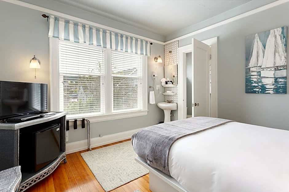 Photo 1 of 4 of Standard 1 Queen Bed