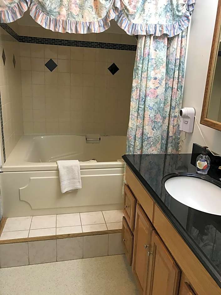 7 Gables Inn & Suites