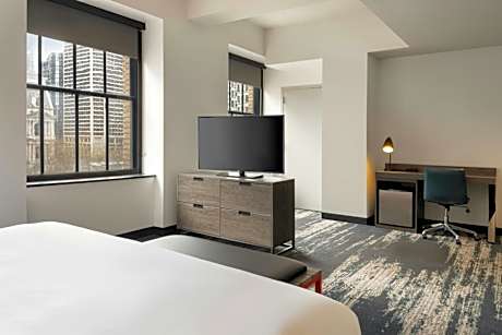 Superior King Room with City View