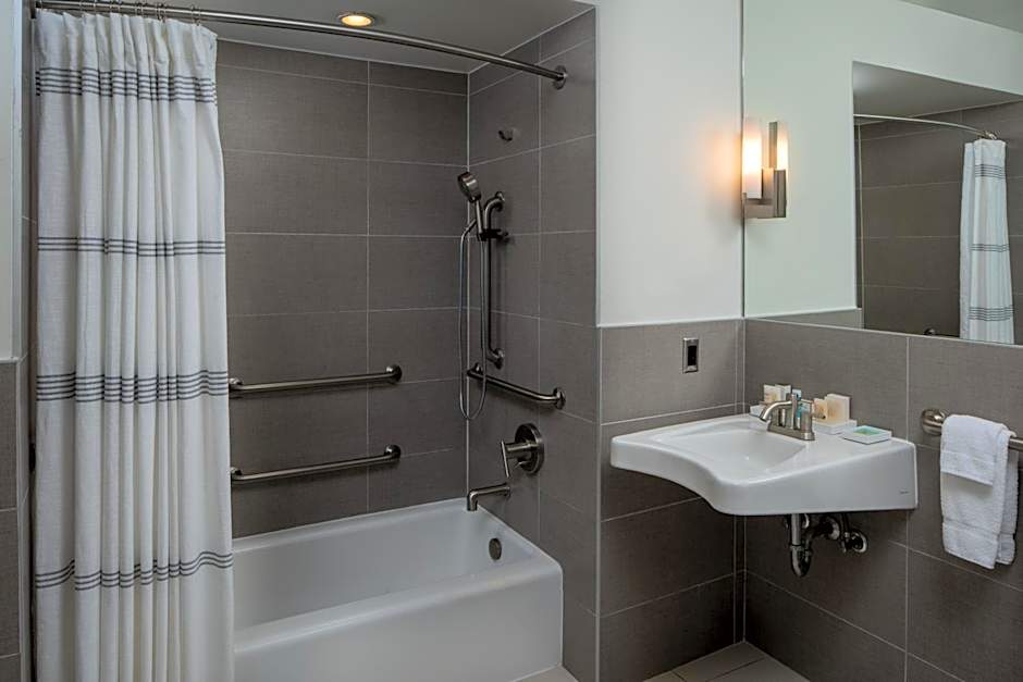 Harbor House Hotel and Marina at Pier 21