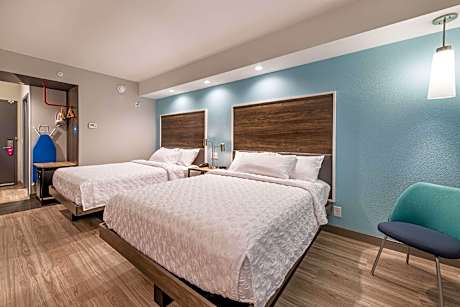 2 QUEEN HEARING ACCESSIBLE ROOM