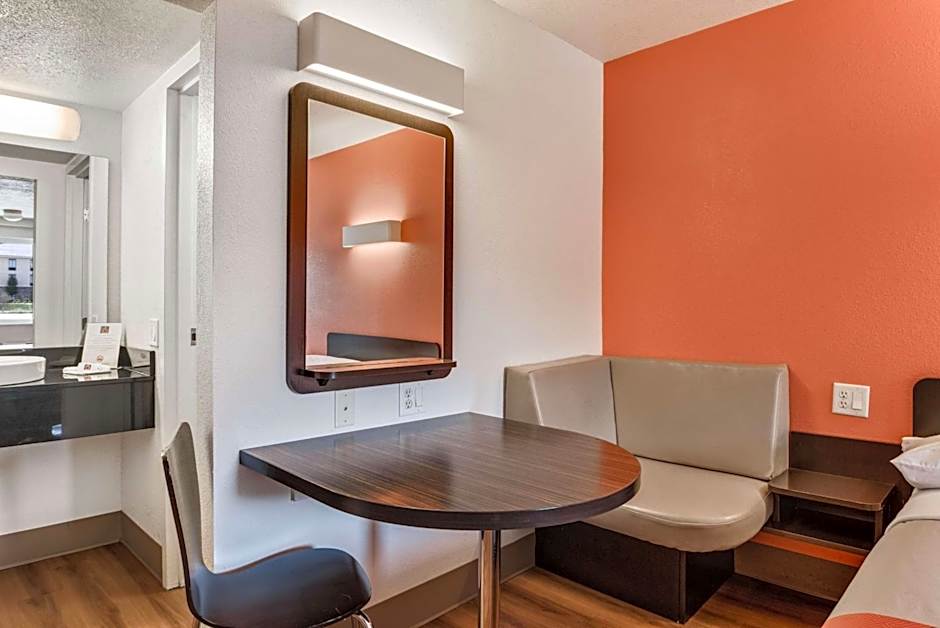 Motel 6-Youngstown, OH