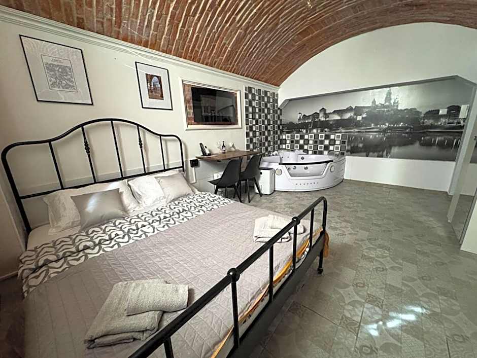 UNDERGROUND Jacuzzi Rooms