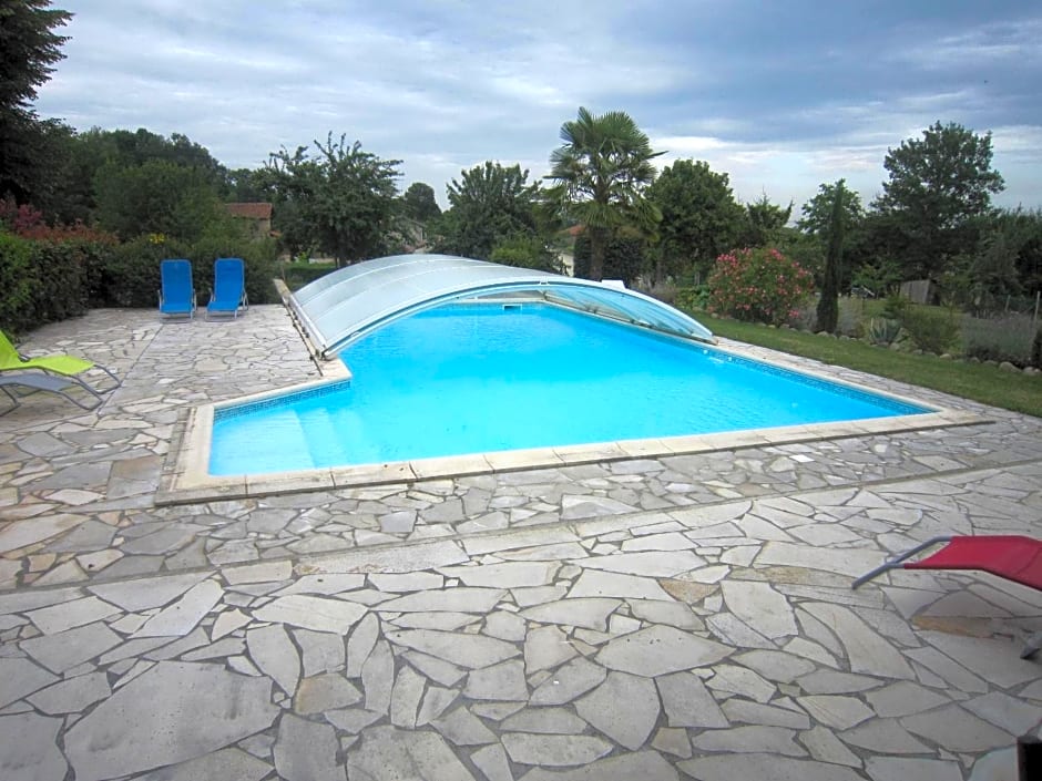 Chambres avec piscine à la campagne