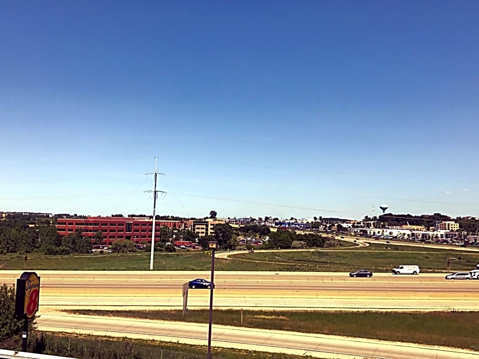 Super 8 by Wyndham Madison East