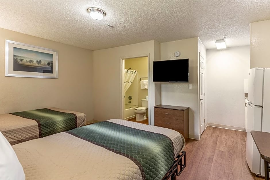 HomeTowne Studios by Red Roof Orlando - Casselberry