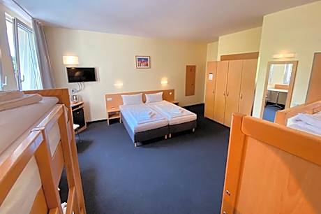 Family Room (6 Adults)