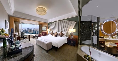 1 King Bed Premium Lounge Access City View