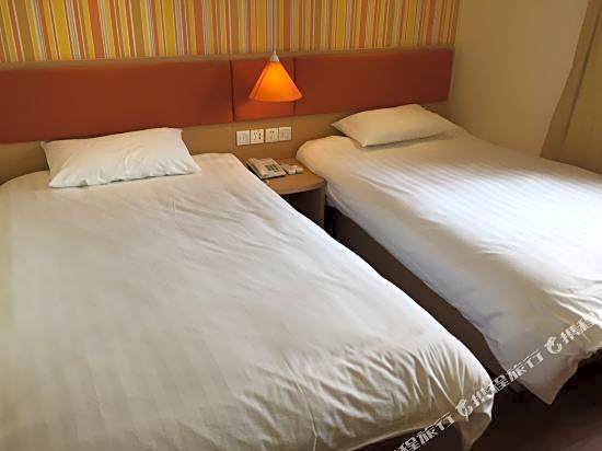 Home Inn (Ningbo Railway Station Daqingqiao Metro Station)