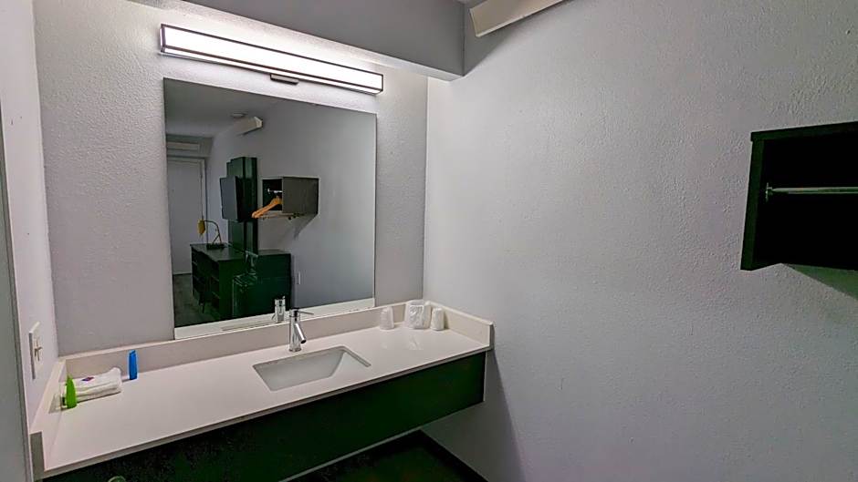 Motel 6-Nashua, NH - South