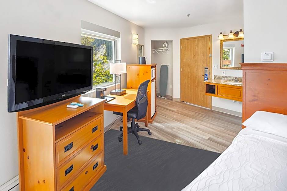 Photo 1 of 2 of 1 Queen Bed, Bay View
